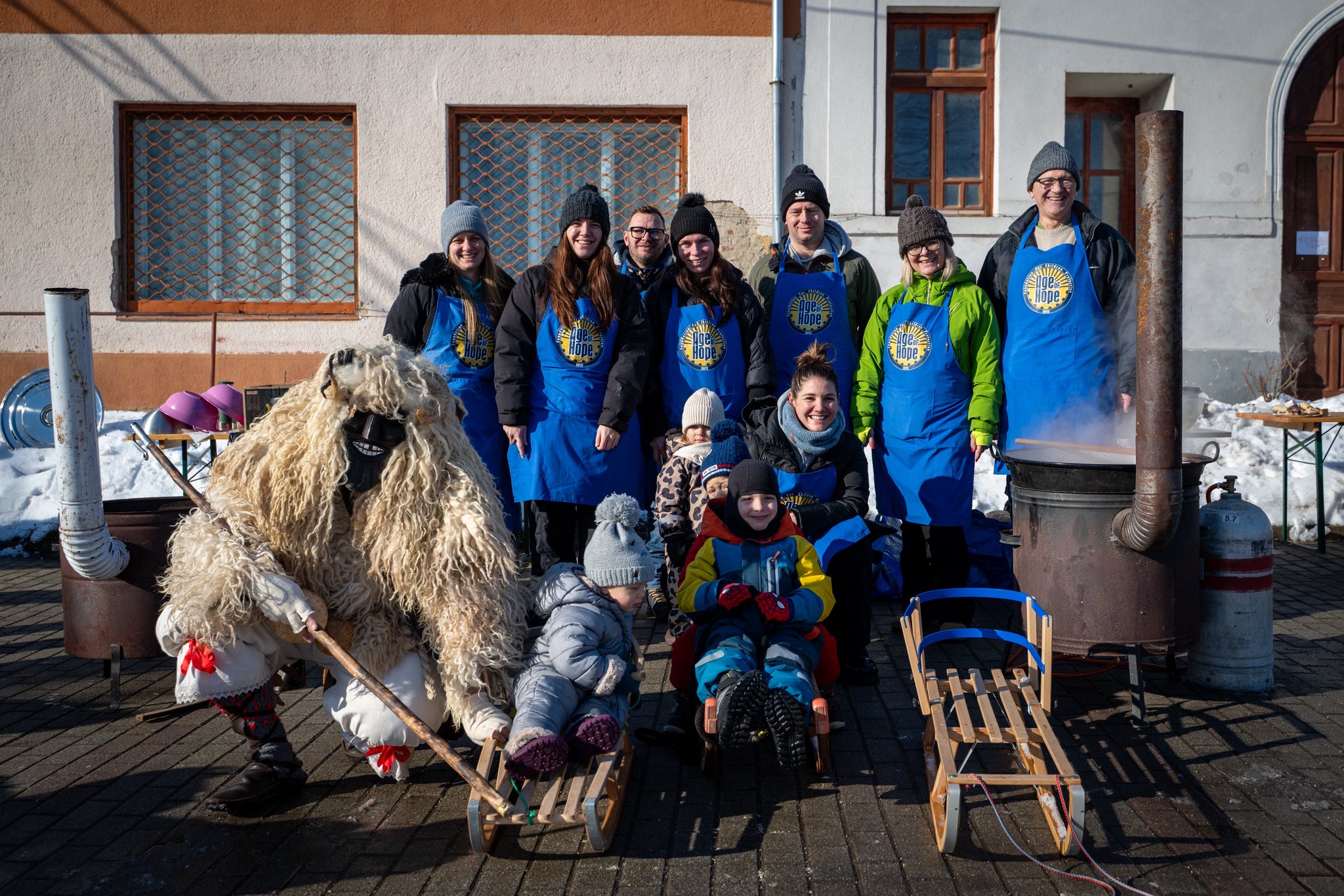 Önkéntesek Age of Hope kötényekben a bogrács körül