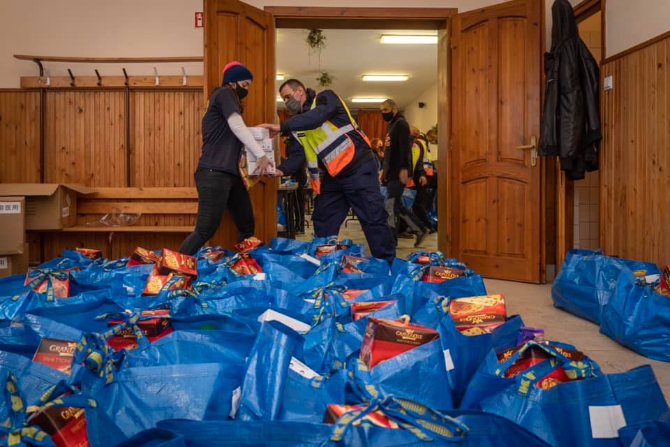 Az Age of Hope önkéntesei pakolják az élelmiszer csomagokat