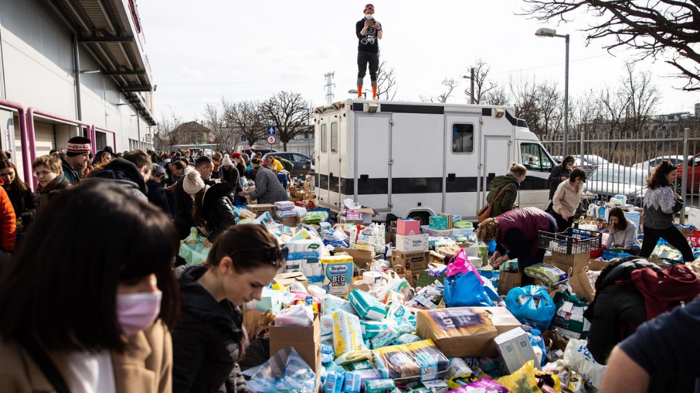 Gyűjtést szervezett a Budapest Bike Maffia és az Age of Hope, képek az akcióról