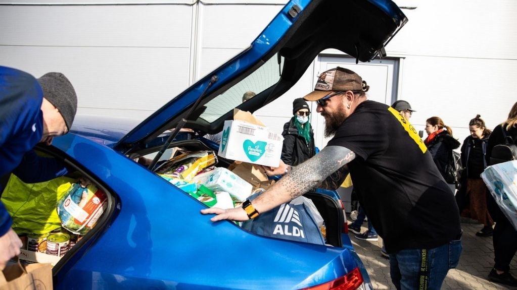 Humanitárius segítség, nagy vasakkal való pompáskodás helyett